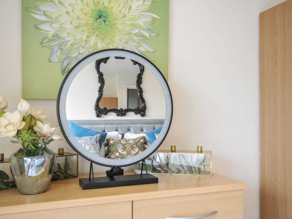 A room with a mirror and decorative items at Whitewater Seaview, Newquay