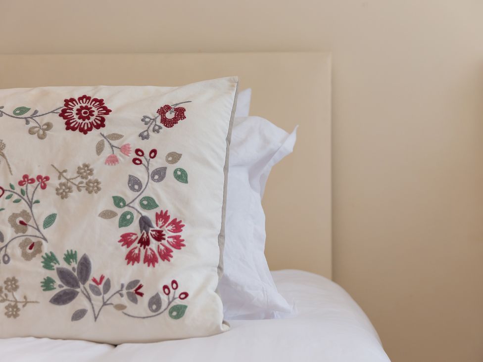 A pillow on a bed in a bedroom at Whitewater Seaview in Newquay