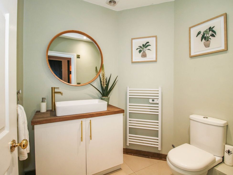 A bathroom with a toilet and wash basin at The Lodge in Shawbury