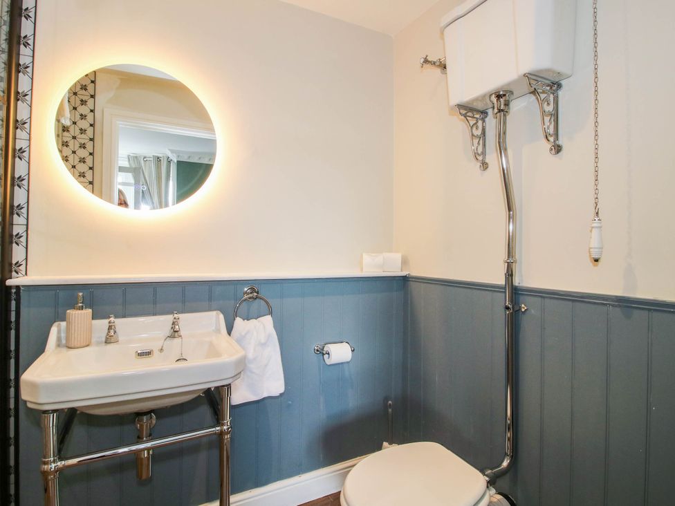 A bathroom with a sink and toilet at The Lodge in Shawbury
