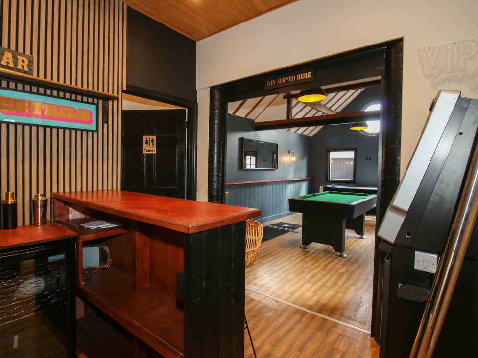 A games room with a pool table and bar area at The Lodge in Shawbury