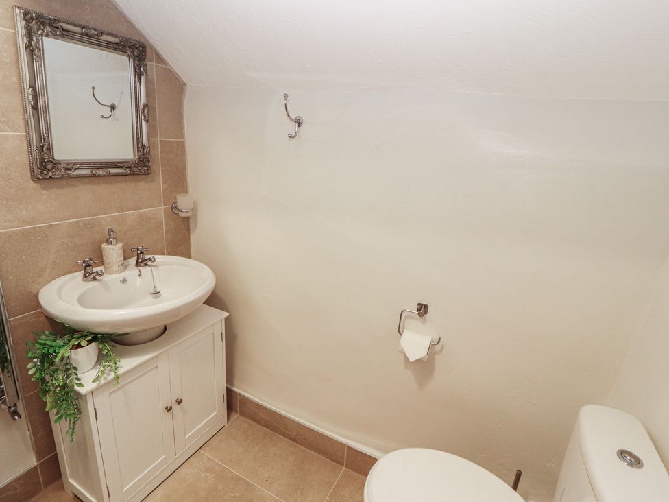 A bathroom with a sink and toilet at River Cottage in Eamont Bridge