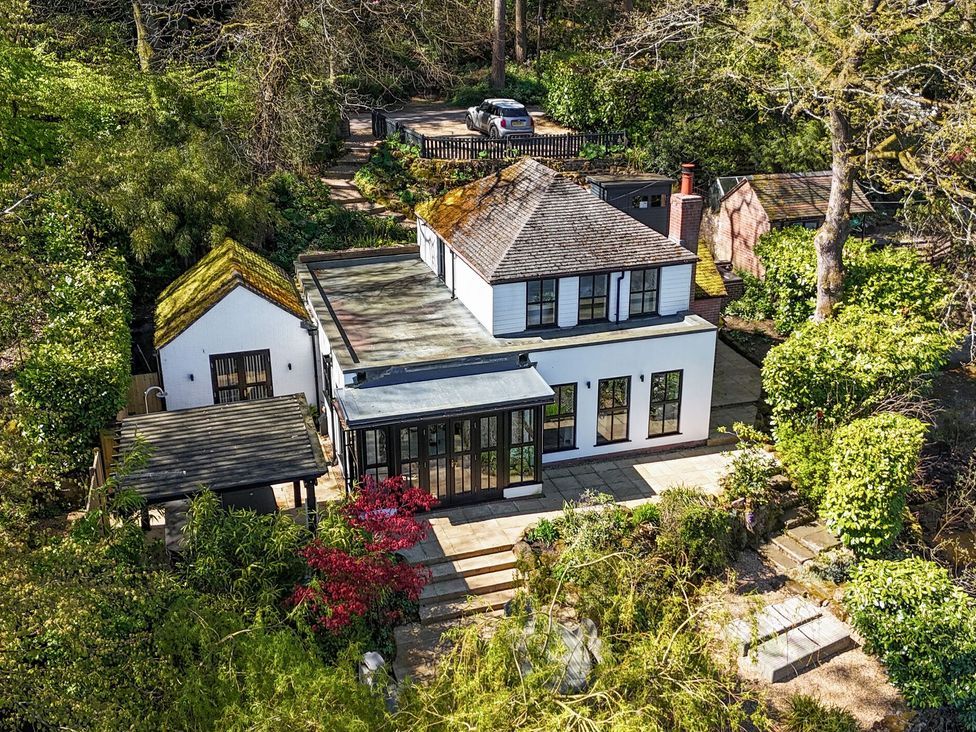 An exterior view of a house and garden at The Sheiling Rudyard Lake