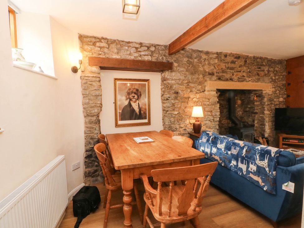 A dining room with a table and chairs at The Cottage O'ergate in Bradwell