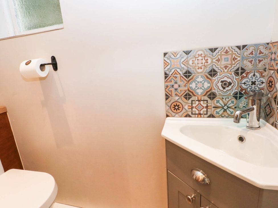 A bathroom with a sink and toilet at The Cottage O'ergate in Bradwell