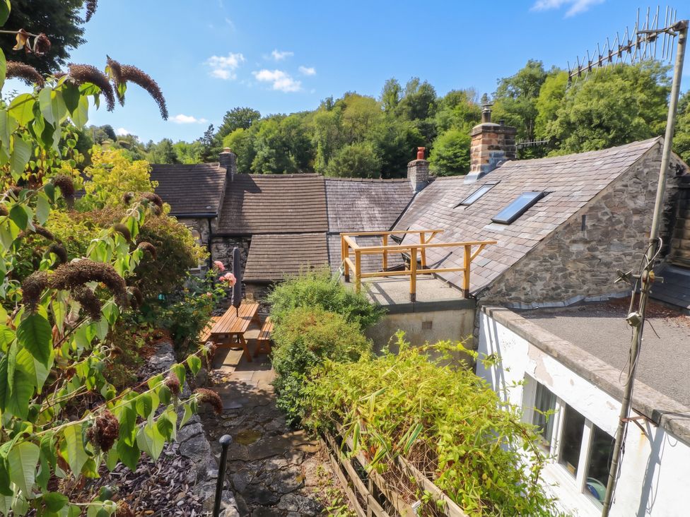 An outdoor area with a balcony and seating at The Cottage O'ergate in Bradwell
