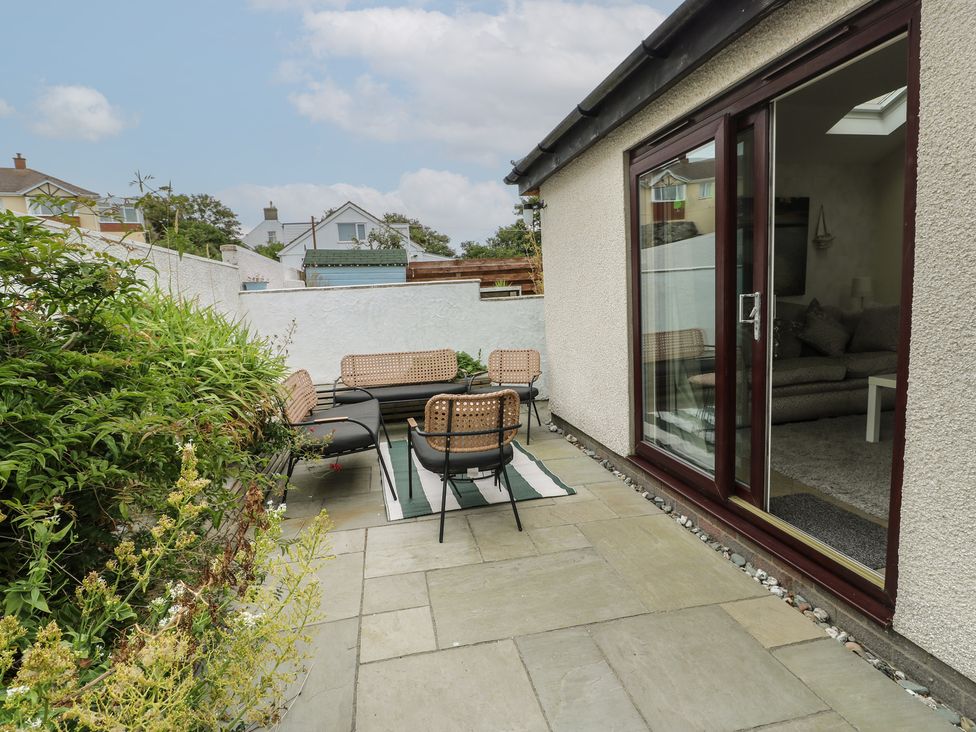A garden with seating and a table at Ty Haf Trearddur Bay