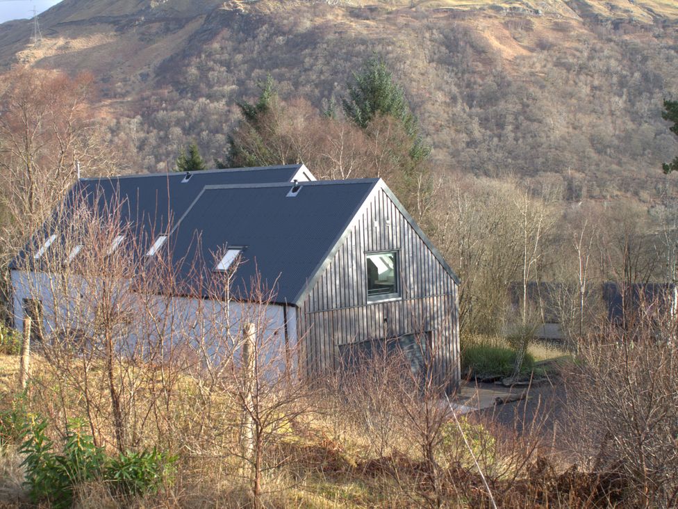 A house overlooking mountains and trees at Taigh Creag Thulach in Taynuilt