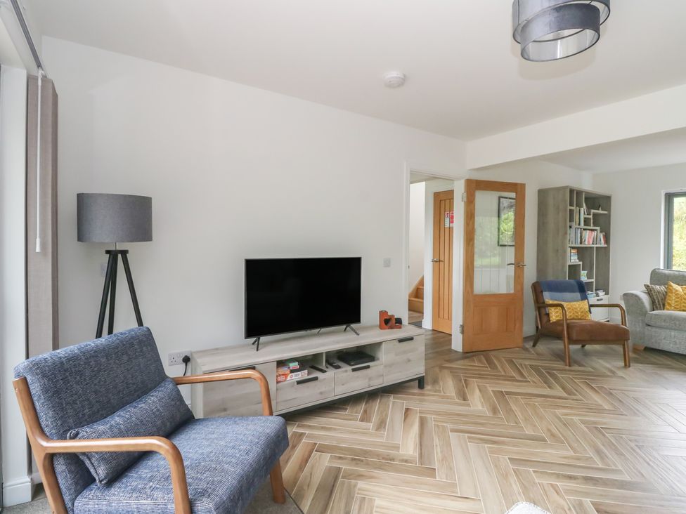 A living room with a television and sofa at Taigh Creag Thulach in Taynuilt