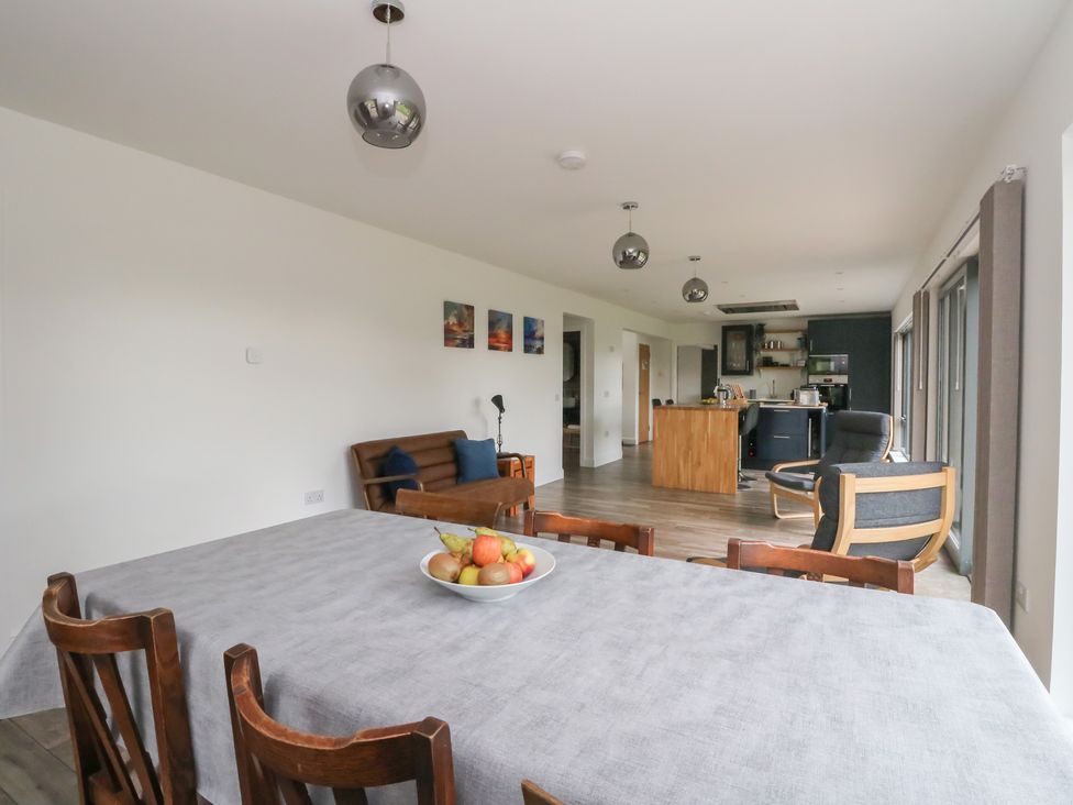 A dining room with a table and chairs at Taigh Creag Thulach in Taynuilt