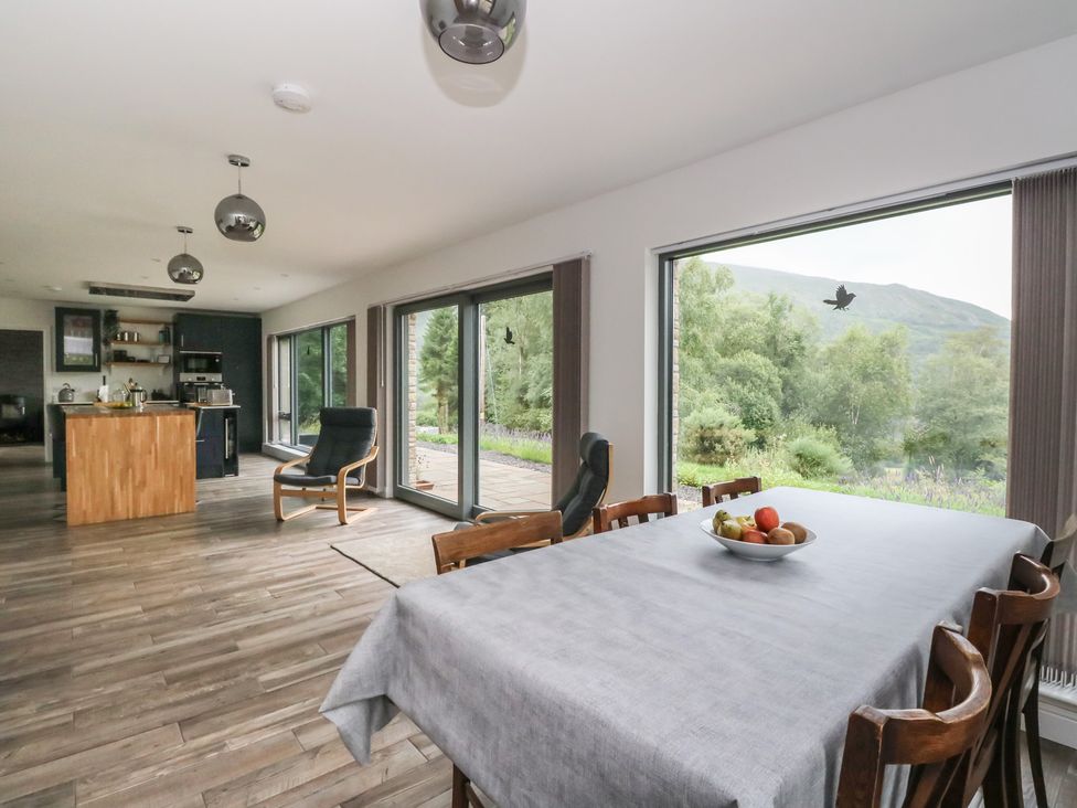 A dining room with a table and chairs at Taigh Creag Thulach in Taynuilt