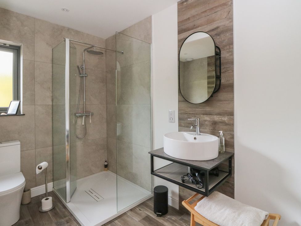A bathroom with a shower, toilet, and sink at Taigh Creag Thulach in Taynuilt