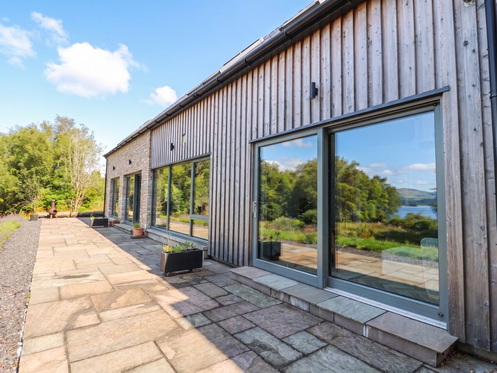 An outdoor area with a building and patio at Taigh Creag Thulach Taynuilt