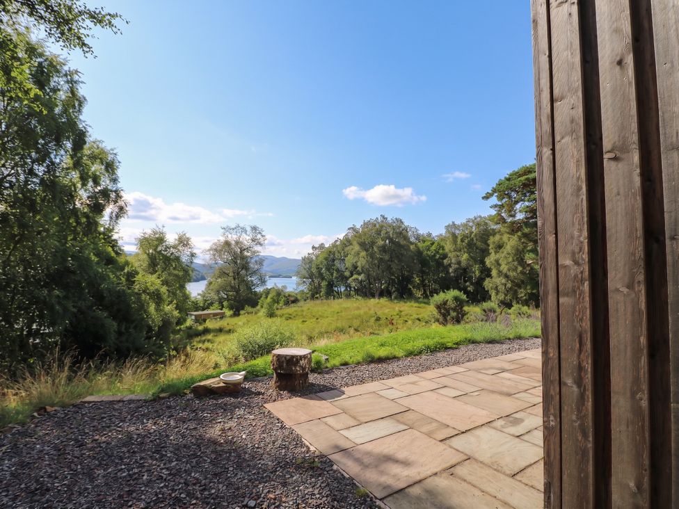 An outdoor area with trees and a lake view at Taigh Creag Thulach in Taynuilt