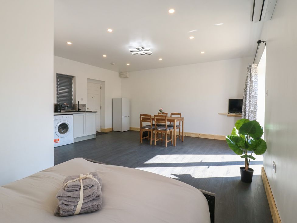 A living room with a table and chairs at Annex Studio 1 in Northampton