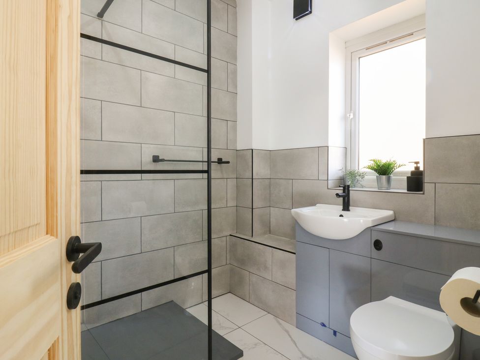 A bathroom with a shower, toilet, and sink at Annex Studio 1 in Northampton