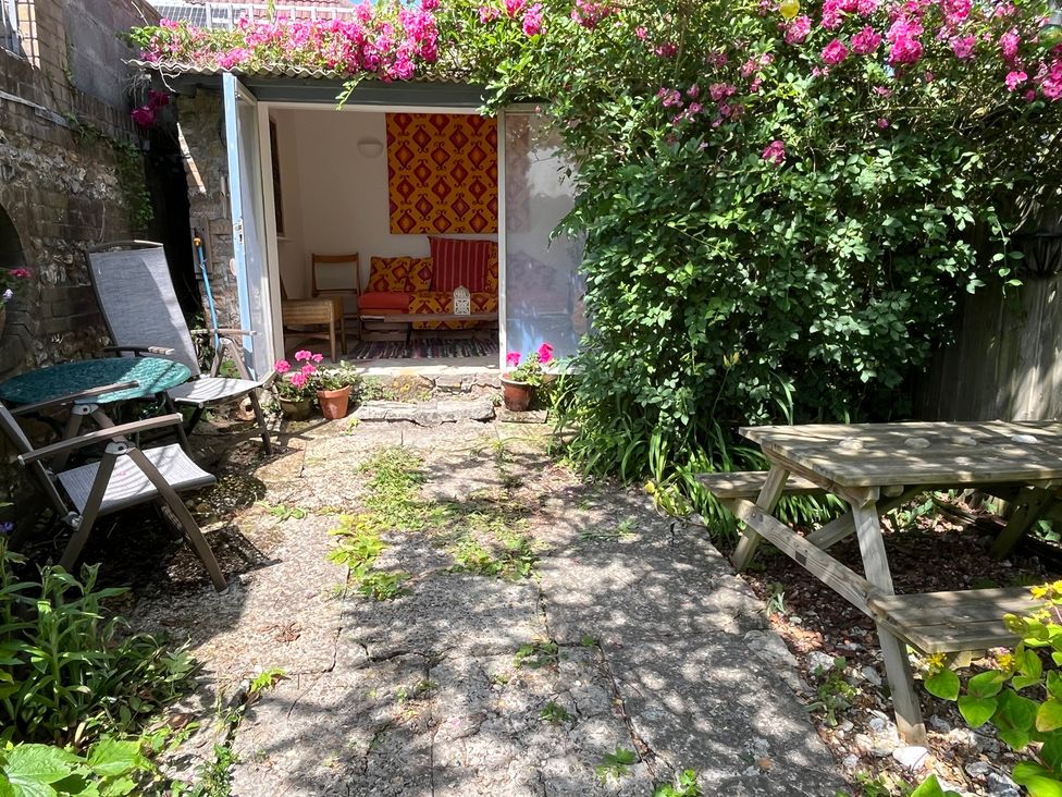 A garden with chairs and a table at The Elbow in Frampton