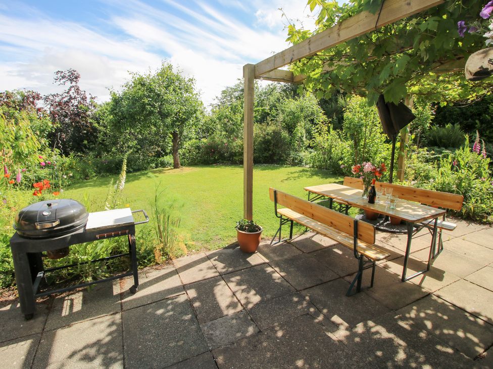 A garden with a table and benches at Plum Hill in Morda, near Oswestry