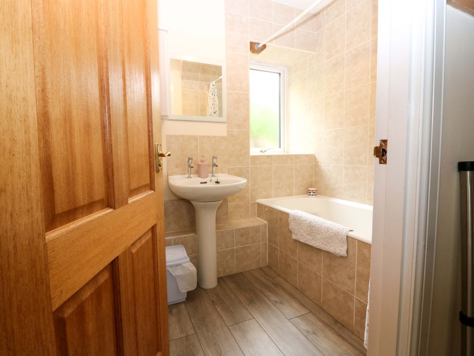 A bathroom with a sink and bathtub at The Breakers in Newburgh, Aberdeenshire