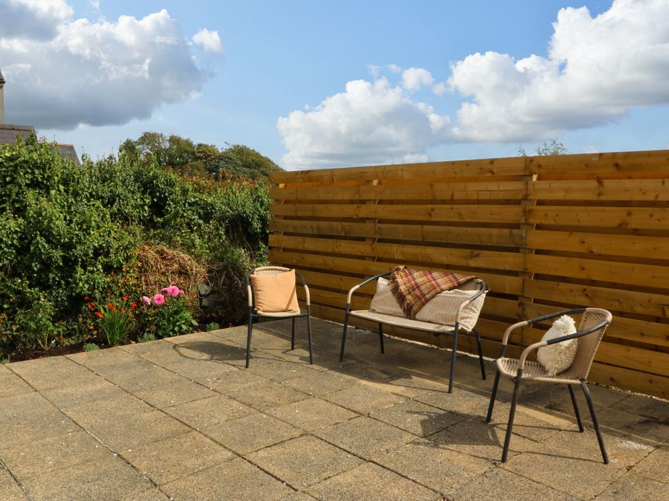 A garden with outdoor seating at Pant in Niwbwrch (newborough)