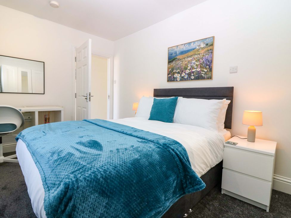 A bedroom with a bed and desk at No.9 North St in Fraserborough