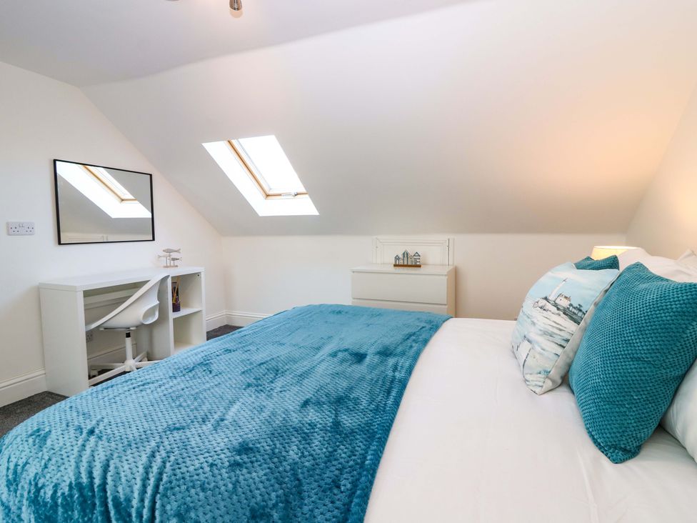 A bedroom with a bed and desk at No.9 North St Fraserborough