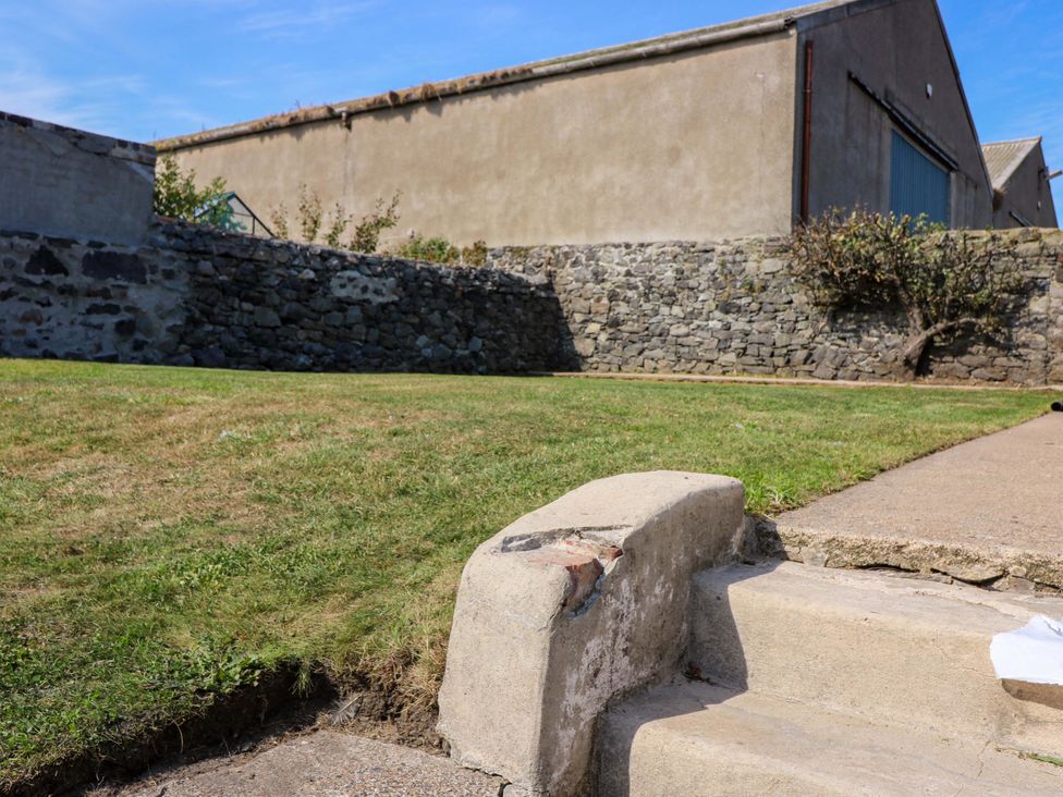 A garden with grass and stone steps at No.9 North St Fraserborough