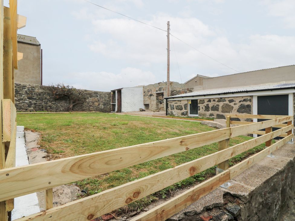A garden with a fence and a shed at No.9 North St in Fraserburgh
