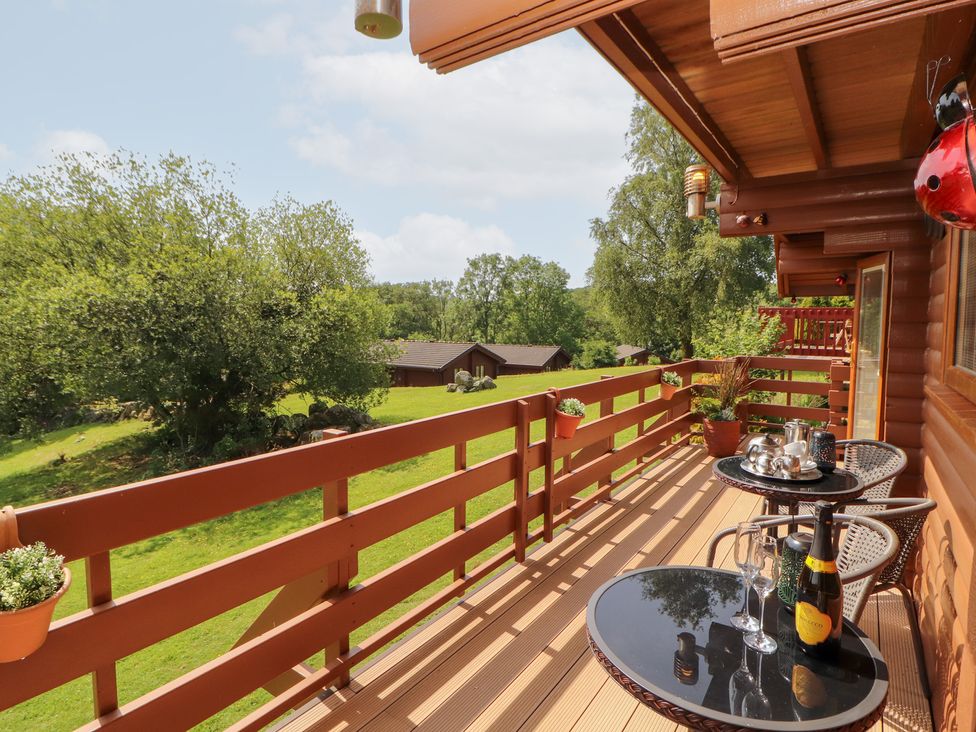 An outdoor balcony with a table and chairs at Thistle Dubh (