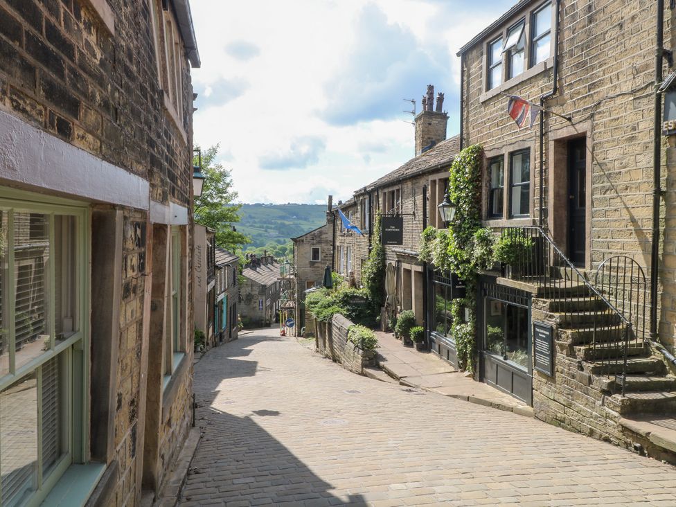 A street with buildings and plants at Penny Cottage in Haworth