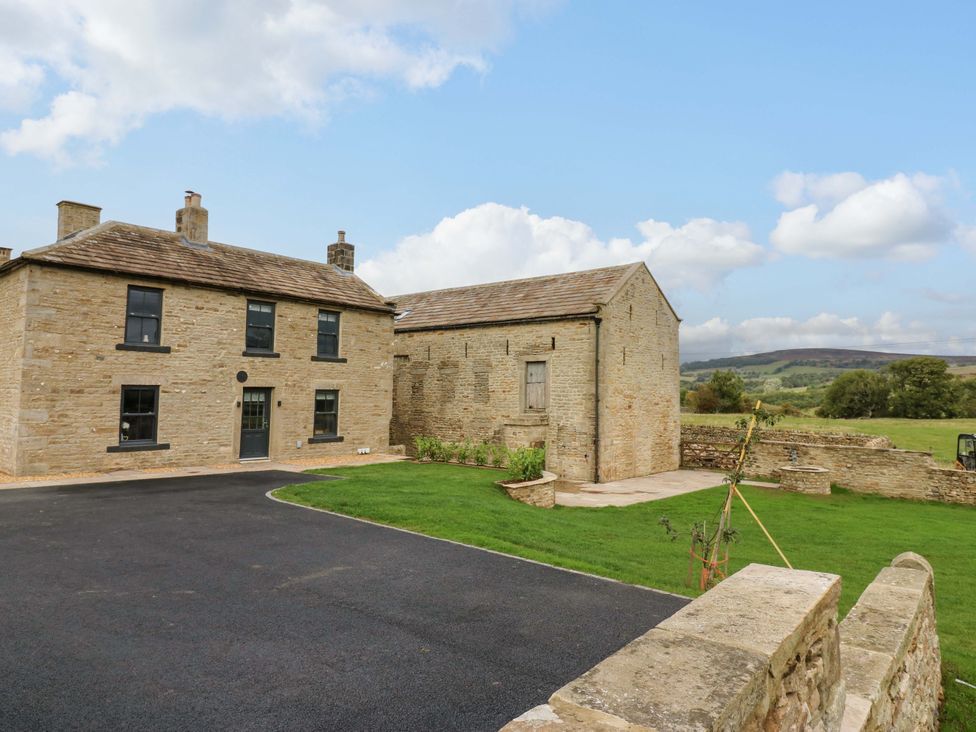 An outdoor view of a house and barn at Eastfield Farm Barnard Castle