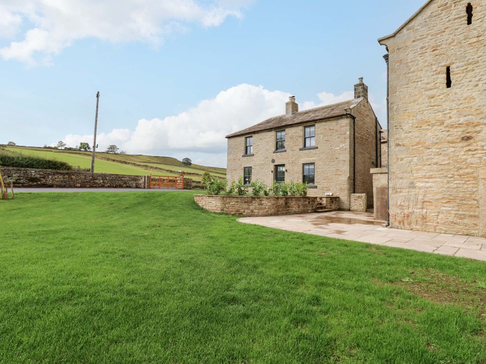 A house with a garden and path at Eastfield Farm in Barnard Castle