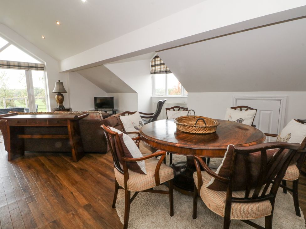 A living room with a table and chairs at Poplar Farm Studio in Hatton Heath near Aldford