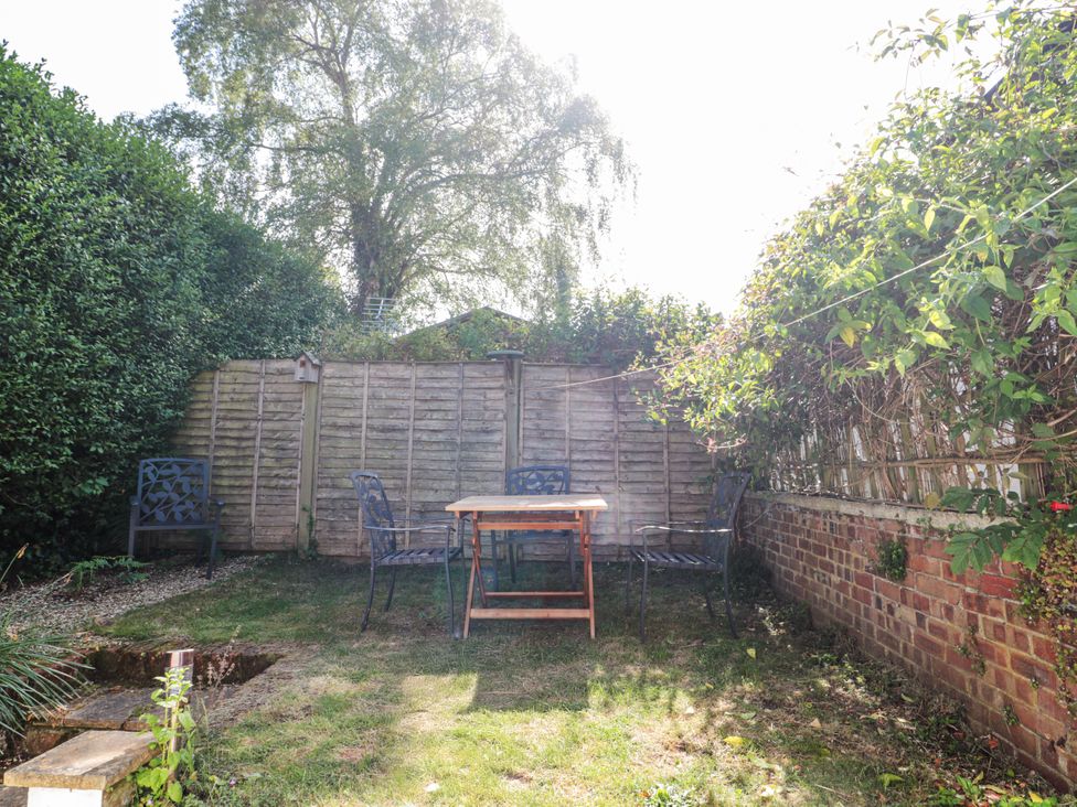 A garden with a table and chairs at Stones Throw in Lymington