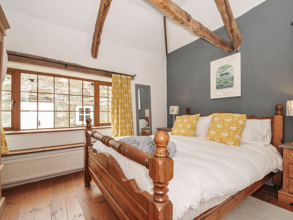 A bedroom with a bed and window at Skiber Long in Bray Shop near Launceston