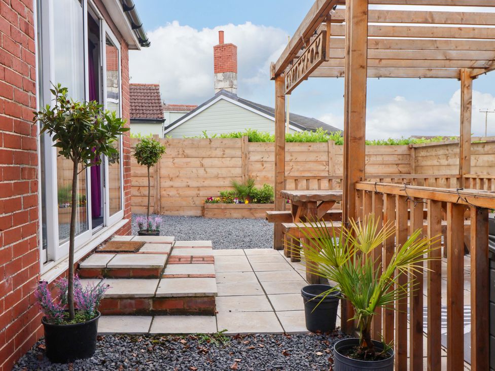 A garden with plants and a wooden pergola at Fox Retreat in Sherburn