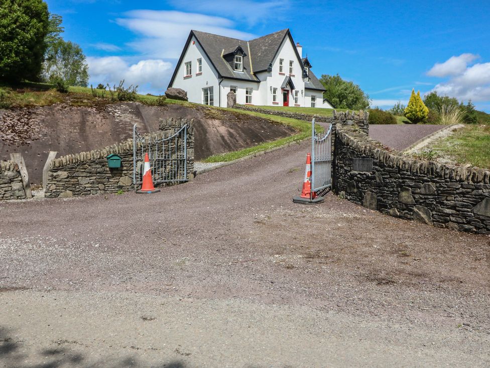 A house with a gate and stone wall at The Skating Rock in Bunane near Kenmare, County Kerry