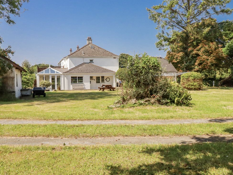 A house with a garden and a pathway at Temple House in Goonhavern