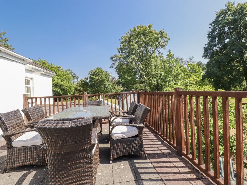 A patio with a table and chairs at Temple House in Goonhavern