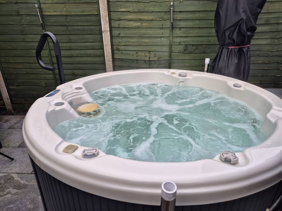 A hot tub with water jets in a garden at 63 Severn Street Bridgnorth