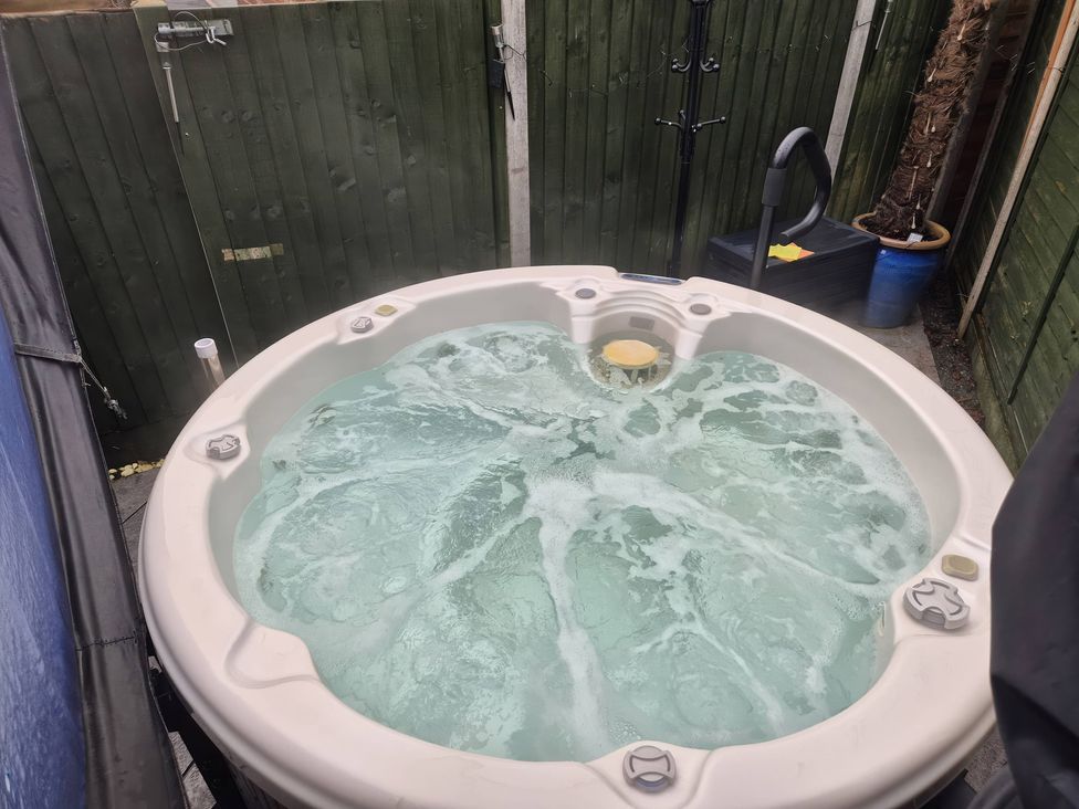 A hot tub with water in the garden at 63 Severn Street Bridgnorth
