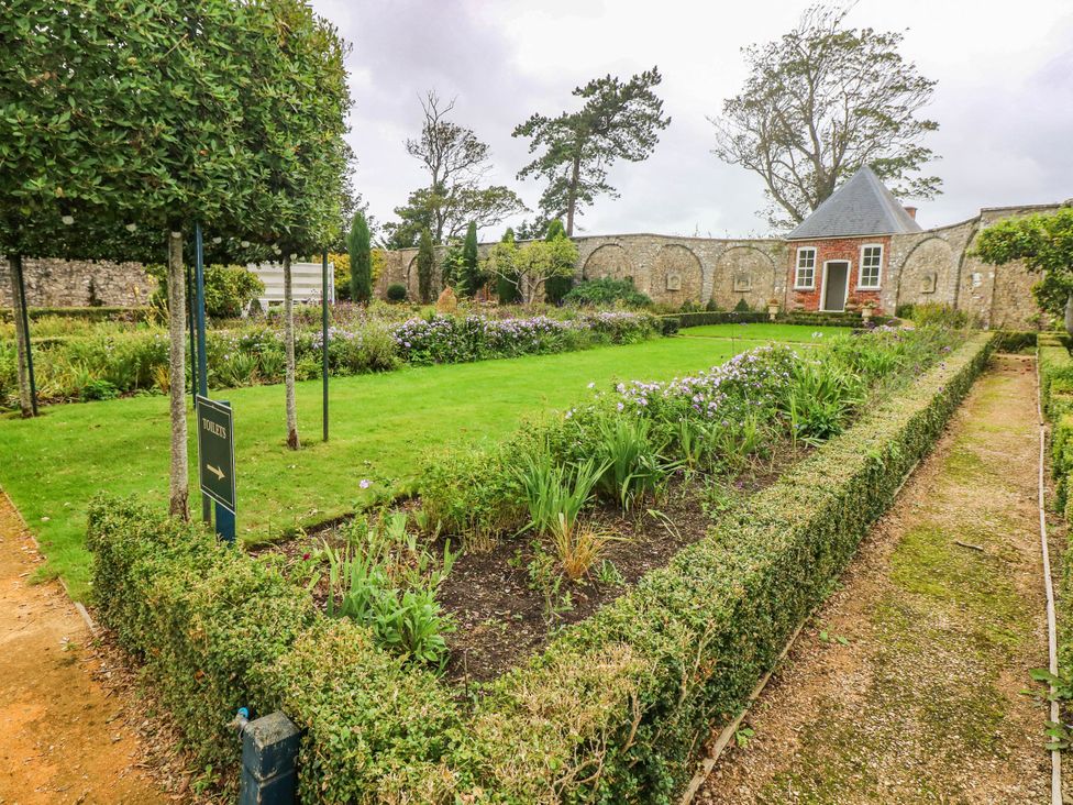 A garden with hedges and a toilet sign at The Apple Store at Gileston Manor Gileston near St Athan