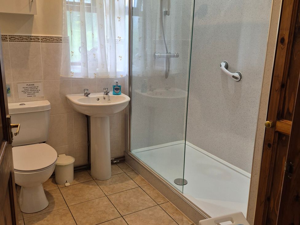 A bathroom with a shower, sink, and toilet at The Carthouse in Woolhope