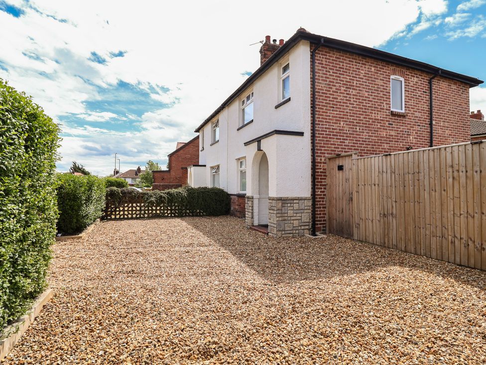 A house with gravel driveway and hedges at 7 Grantham Road, Southport