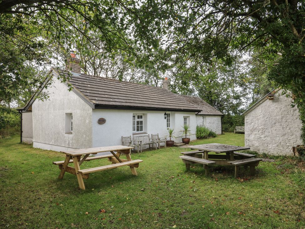 A house with a picnic table and chairs at Llainorfa Maenygroes near New Quay