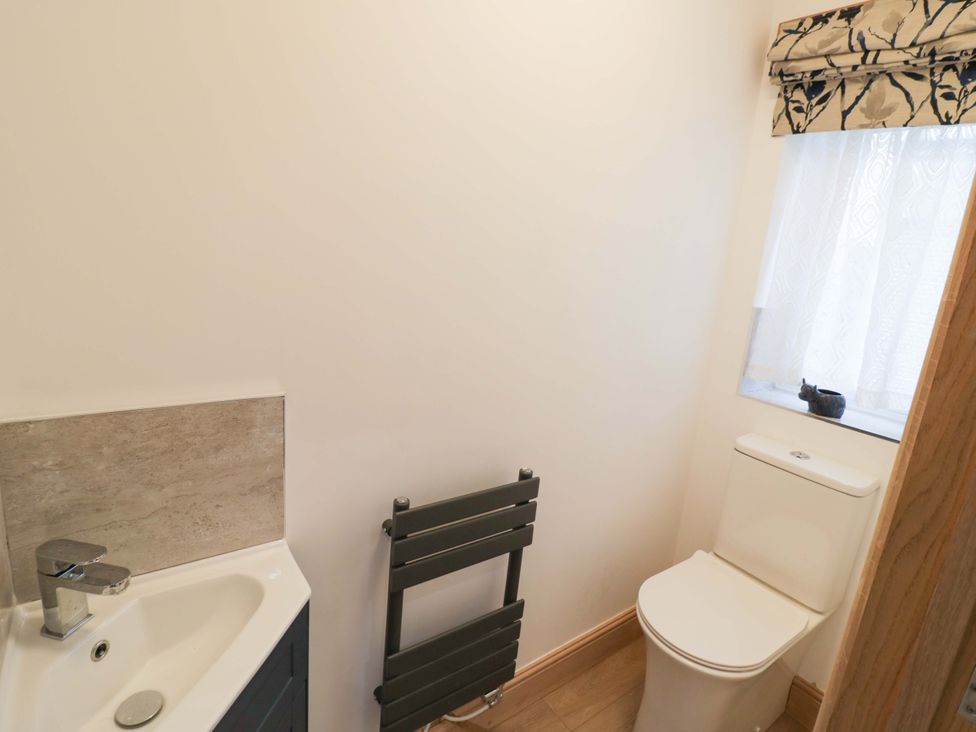A bathroom with a sink and toilet at The Barn in Astwood Bank