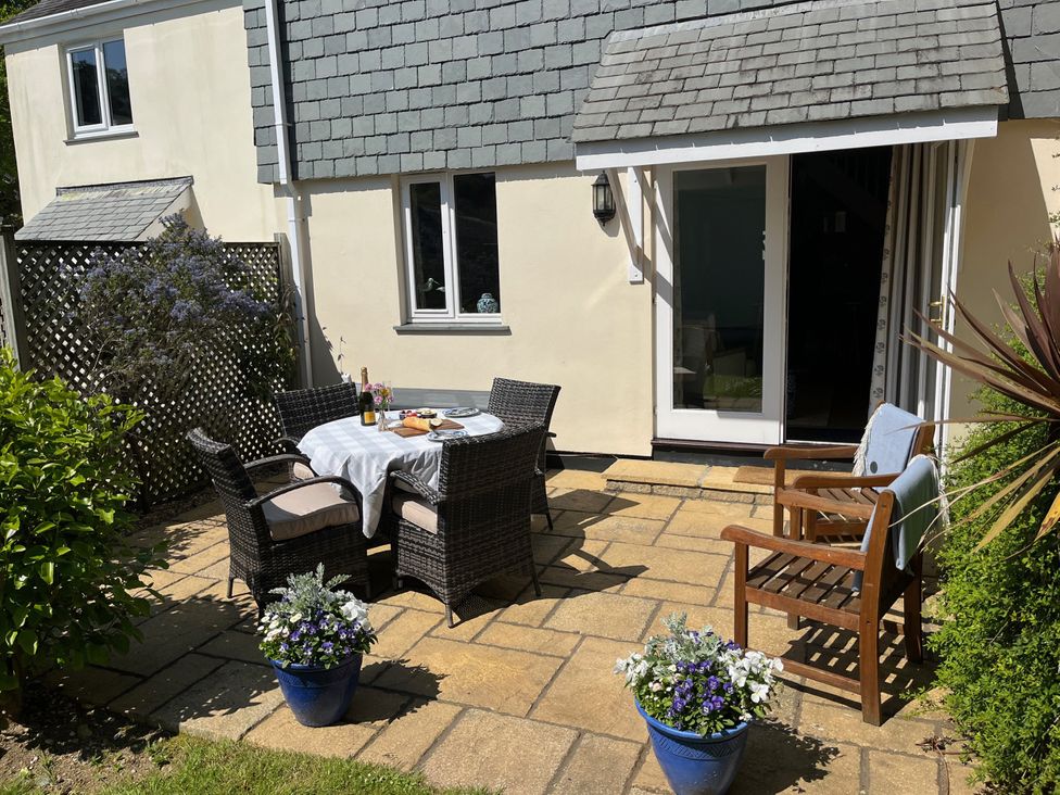 A garden with outdoor furniture at Breeze Cottage in Falmouth