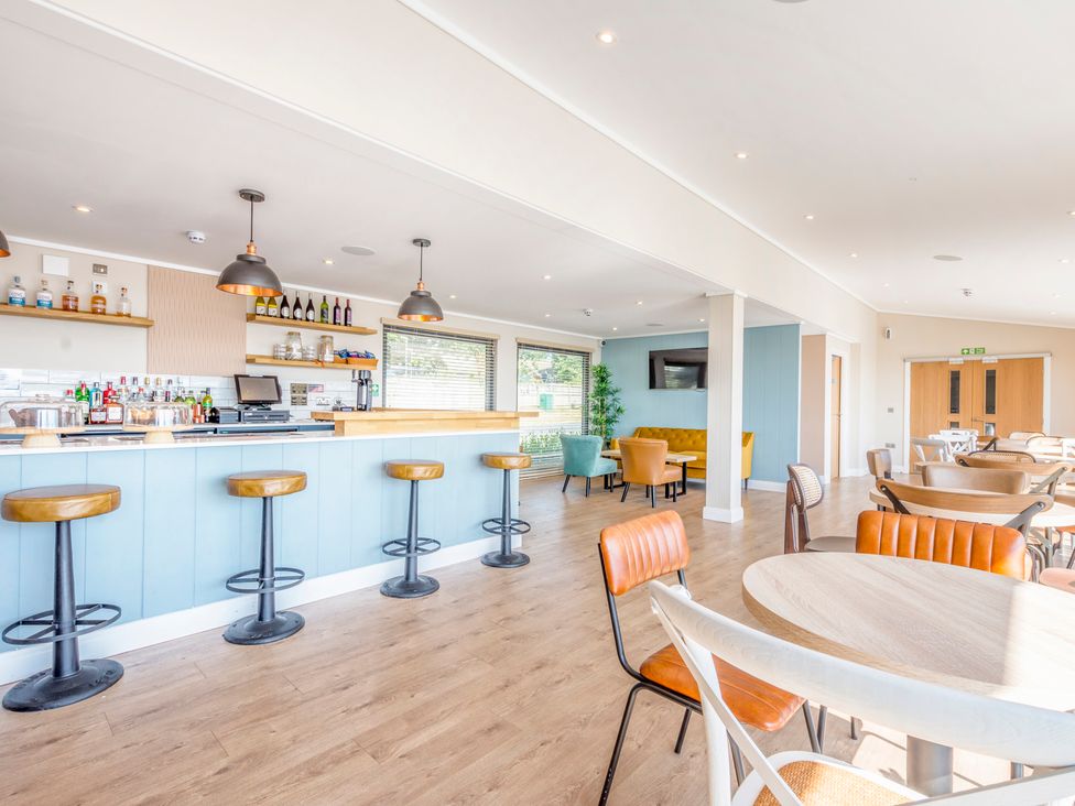 A bar area with seating at Lodge 63 at Riviera Bay Coastal Retreat Brixham