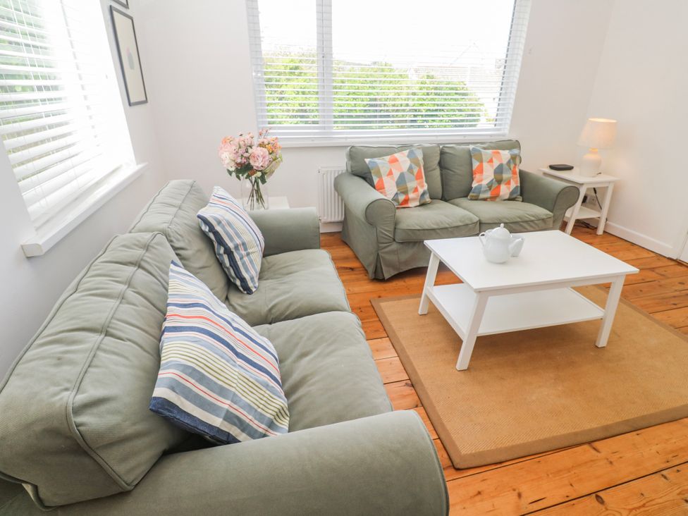 A living room with sofas and a coffee table at Bod A Quinte in Carbis Bay