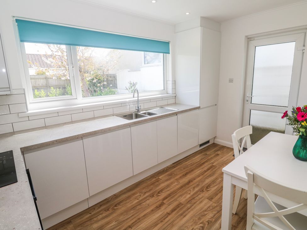 A kitchen with a sink and cabinets at Bod A Quinte in Carbis Bay